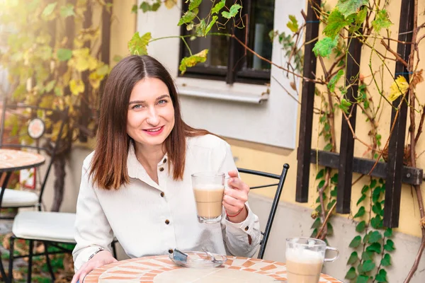 Sorrindo menina segura xícara de café na mão — Fotografia de Stock