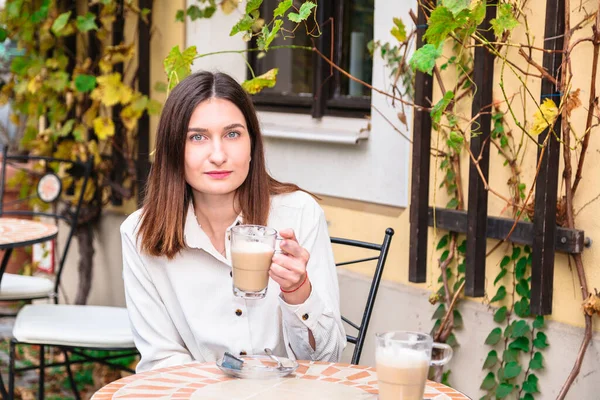 Sorrindo menina segura xícara de café na mão — Fotografia de Stock