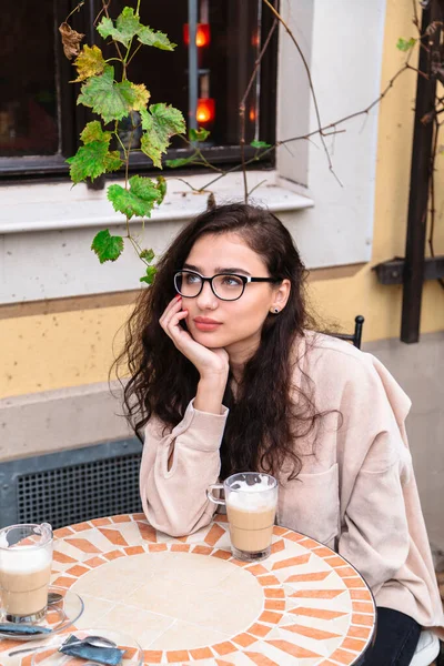 Mulher bebendo café no café de verão ao ar livre — Fotografia de Stock