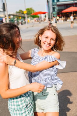 Birbirine sarılan iki kız arkadaşın portresi.