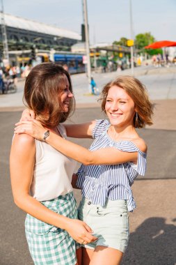 Birbirine sarılan iki kız arkadaşın portresi.