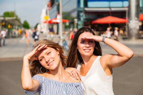 Dos novias cubren su cara del sol con sus manos —  Fotos de Stock