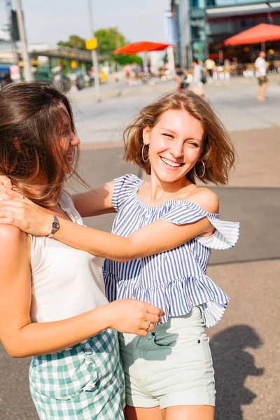 Birbirine sarılan iki kız arkadaşın portresi.