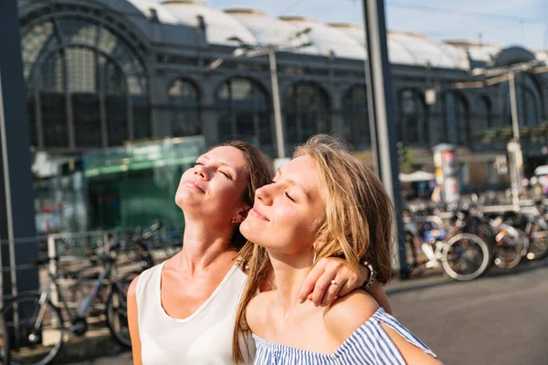 Retrato de cerca de dos mujeres jóvenes afuera —  Fotos de Stock