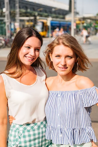 Dos mujeres posando y abrazándose —  Fotos de Stock