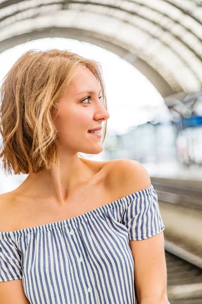 Tren istasyonunda bir trenin gelmesini bekleyen genç bir kız.