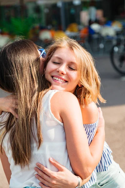 Mujer feliz abrazando a su amigo en un día soleado —  Fotos de Stock