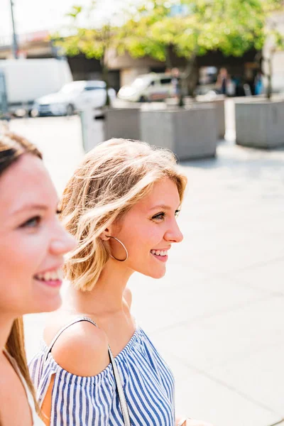 Dos mujeres sonrientes caminando en verano día soleado —  Fotos de Stock