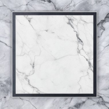Kalın siyah ve gümüş çizgilere sahip basit, temiz mermer bir arka plan, merkezinde sınır olan boş bir alan, modern ambalajlama, lüks markalaşma, gösterişli kırtasiye ve şık dijital yerleşimler için mükemmel. Bu çağdaş mermer tasarımı