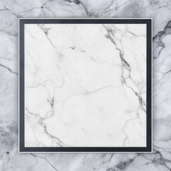 Kalın siyah ve gümüş çizgilere sahip basit, temiz mermer bir arka plan, merkezinde sınır olan boş bir alan, modern ambalajlama, lüks markalaşma, gösterişli kırtasiye ve şık dijital yerleşimler için mükemmel. Bu çağdaş mermer tasarımı