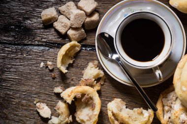 ahşap arka plan üzerinde siyah kahve