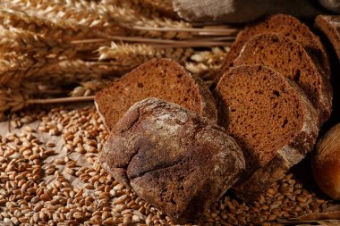 Ahşap masa arkasında pişmiş ekmek çeşitleri