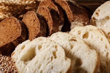 Ahşap masa arkasında pişmiş ekmek çeşitleri