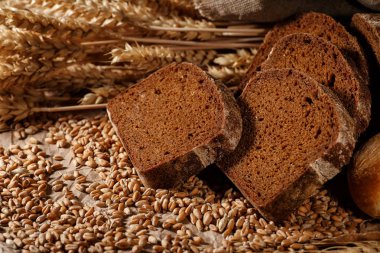 Ahşap masa arkasında pişmiş ekmek çeşitleri