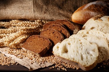 Ahşap masa arkasında pişmiş ekmek çeşitleri