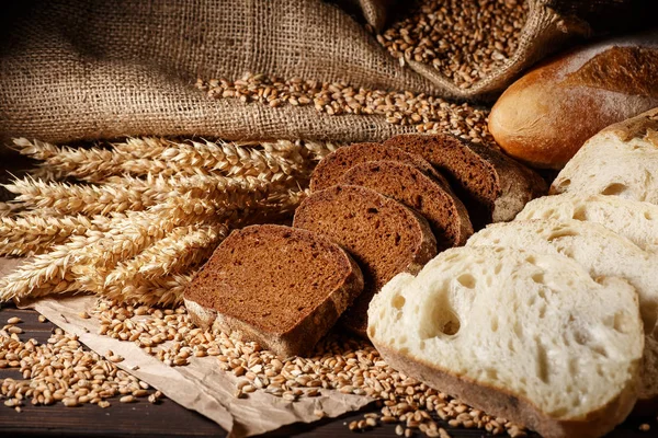 Ahşap masa arkasında pişmiş ekmek çeşitleri