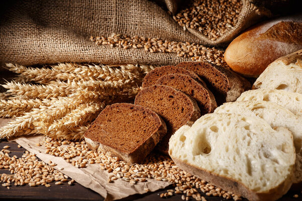 Ассортимент хлеба на деревянном столе