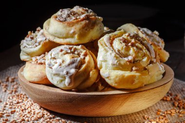 ahşap masa taze pişmiş çerezleri