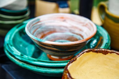 Arka plan küçük seramik renkli cam sürahi ve bardak.