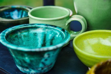 Arka plan küçük seramik renkli cam sürahi ve bardak.