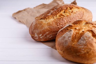 Taze ev yapımı ekmek, yakın çekim, pişmiş izole beyaz bir arka plan üzerinde. 