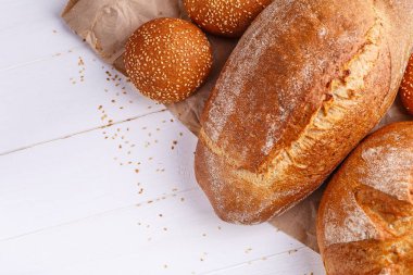 Taze ev yapımı ekmek, yakın çekim, pişmiş izole beyaz bir arka plan üzerinde. 