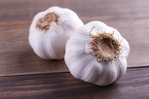 Knoblauchzehen Und Knoblauchknolle Auf Holz Hintergrund — Stockfoto