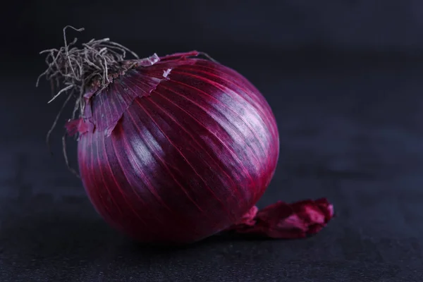 Cebollas Rojas Sobre Una Mesa Negra — Foto de Stock