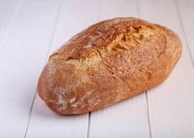 Taze ev yapımı ekmek, yakın çekim, pişmiş izole beyaz bir arka plan üzerinde. 