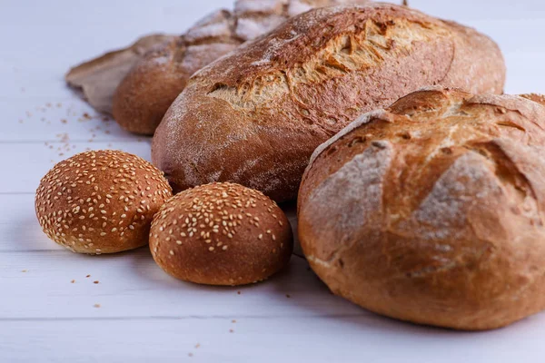 Taze Yapımı Ekmek Yakın Çekim Pişmiş Izole Beyaz Bir Arka — Stok fotoğraf