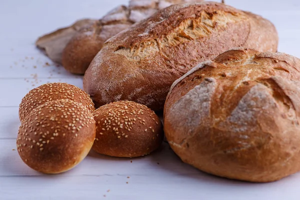 Taze Yapımı Ekmek Yakın Çekim Pişmiş Izole Beyaz Bir Arka — Stok fotoğraf
