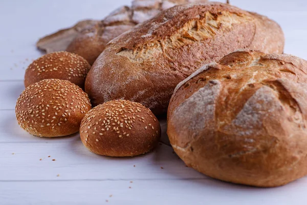 Frisch Gebackenes Hausgemachtes Brot Nahaufnahme Isoliert Auf Weißem Hintergrund — Stockfoto
