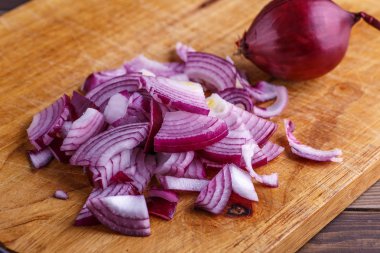 Kırsal ağaçta kırmızı soğan