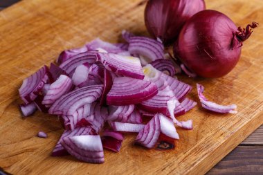 Kırsal ağaçta kırmızı soğan