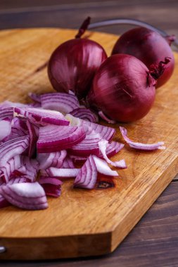 Kırsal ağaçta kırmızı soğan