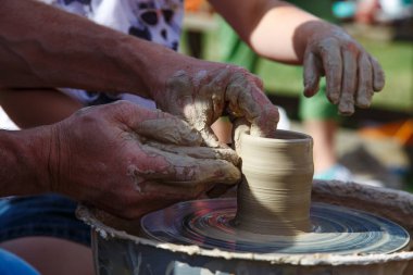Usta ve çırak potter's tekerlek üzerinde 