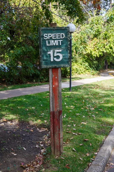 Una señal de límite de velocidad para conducir —  Fotos de Stock