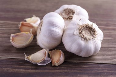 Antika ahşap arka plan üzerinde karanfil ve sarımsak ampul sarımsak 