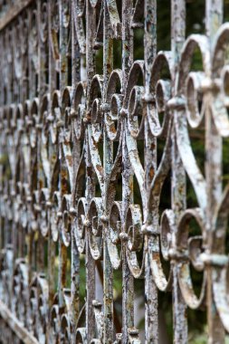 Dövme demir çit kapandı