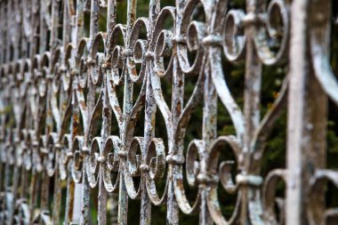 Dövme demir çit kapandı