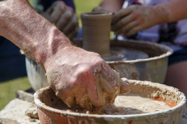 Potter's tekerlek üzerinde toprak kap imalatı.