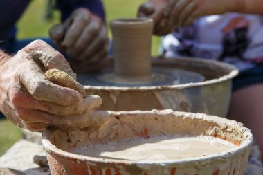 Potter's tekerlek üzerinde toprak kap imalatı.