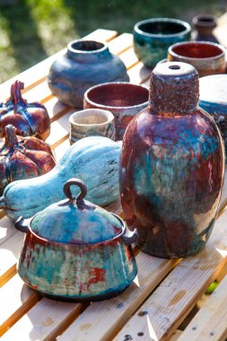 Arka plan küçük seramik renkli cam sürahi ve bardak.