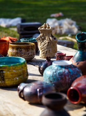 Arka plan küçük seramik renkli cam sürahi ve bardak.