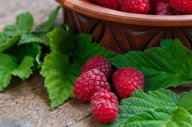 Taze olgun ahududu ahşap tablo