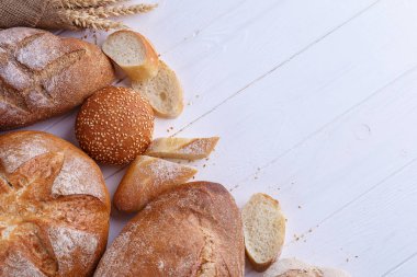 Taze ev yapımı ekmek, yakın çekim, pişmiş bir beyaz arkasında izole