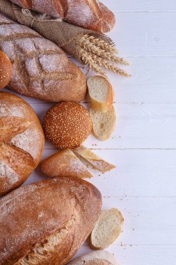 Taze ev yapımı ekmek, yakın çekim, pişmiş bir beyaz arkasında izole