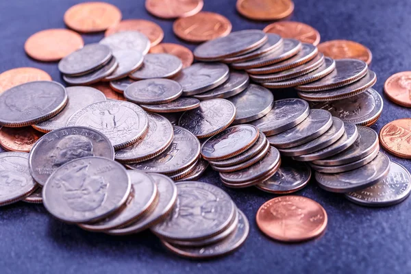 Купка золотої монети, срібна монета, мідна монета, чверті, нікелі — стокове фото