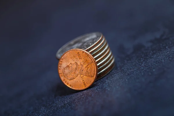 Stapel van gouden munten, zilveren munt, koperen munt, kwartalen, vernikkelt — Stockfoto