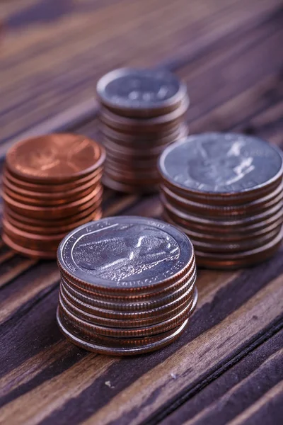 Stapel van gouden munten, zilveren munt, koperen munt, kwartalen, vernikkelt — Stockfoto